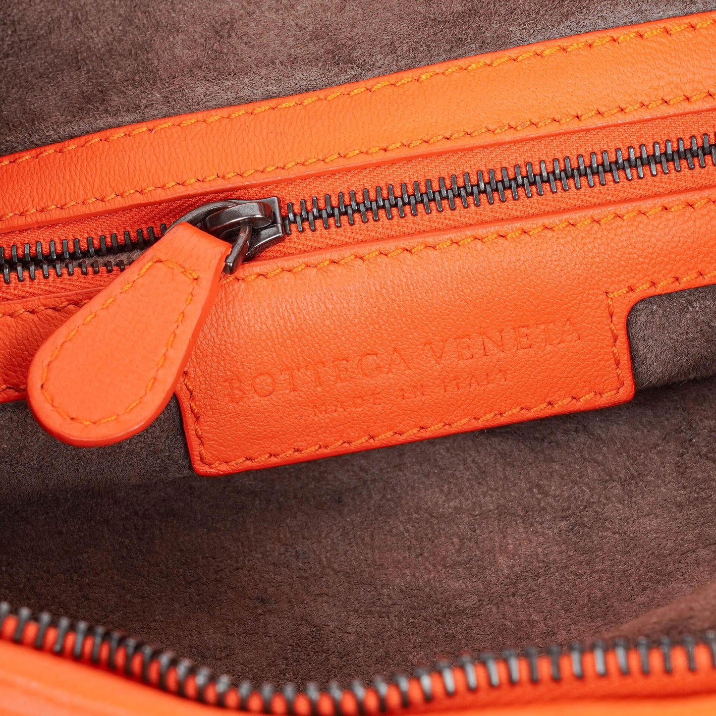 Bottega Veneta Mittelgroße Veneta Hobo aus Nappa Intrecciato in Orange