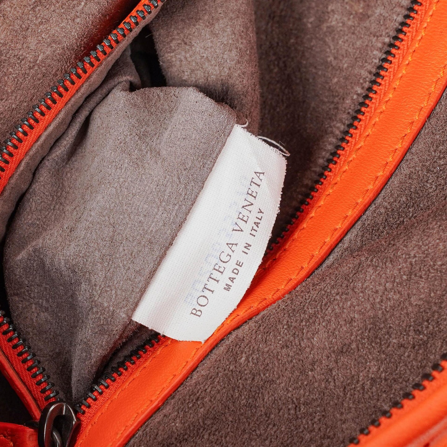 Bottega Veneta Mittelgroße Veneta Hobo aus Nappa Intrecciato in Orange