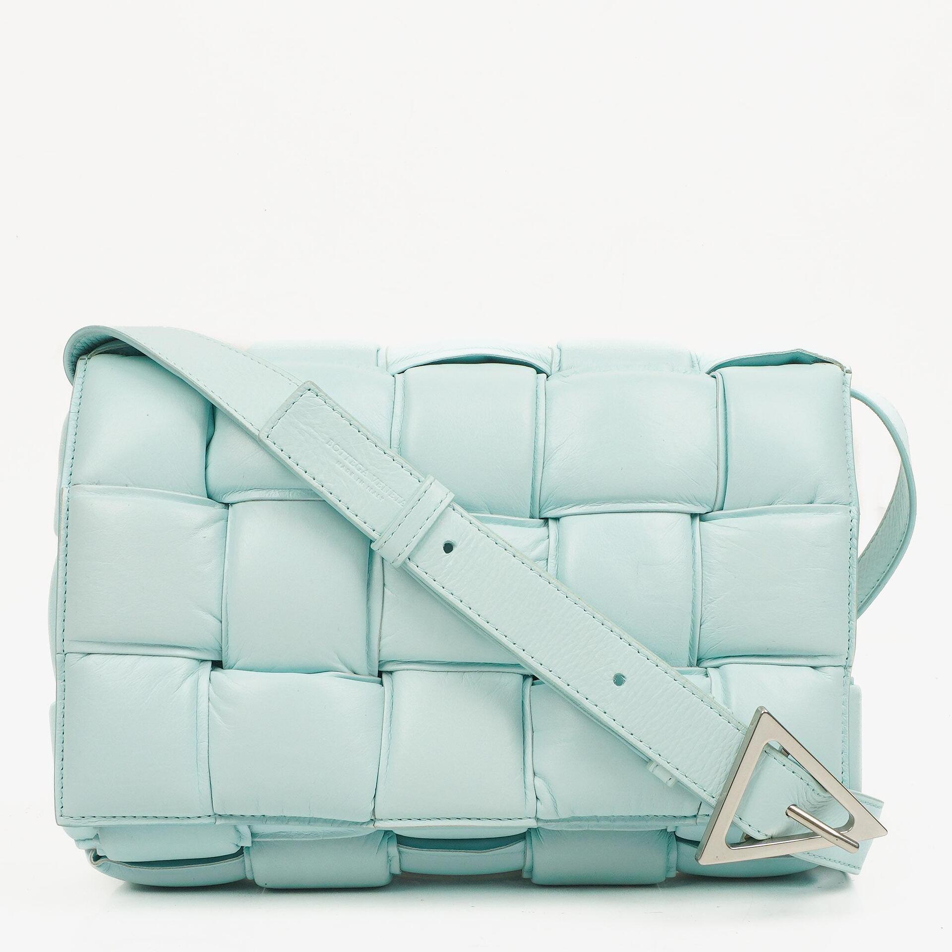 Bottega Veneta Gepolsterte Cassette Umhängetasche aus Spearmint Nappa mit Maxi Intreccio