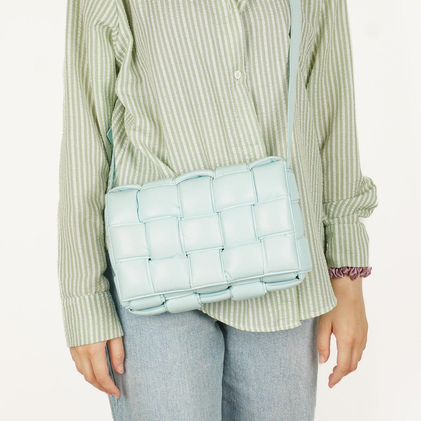 Bottega Veneta Gepolsterte Cassette Umhängetasche aus Spearmint Nappa mit Maxi Intreccio