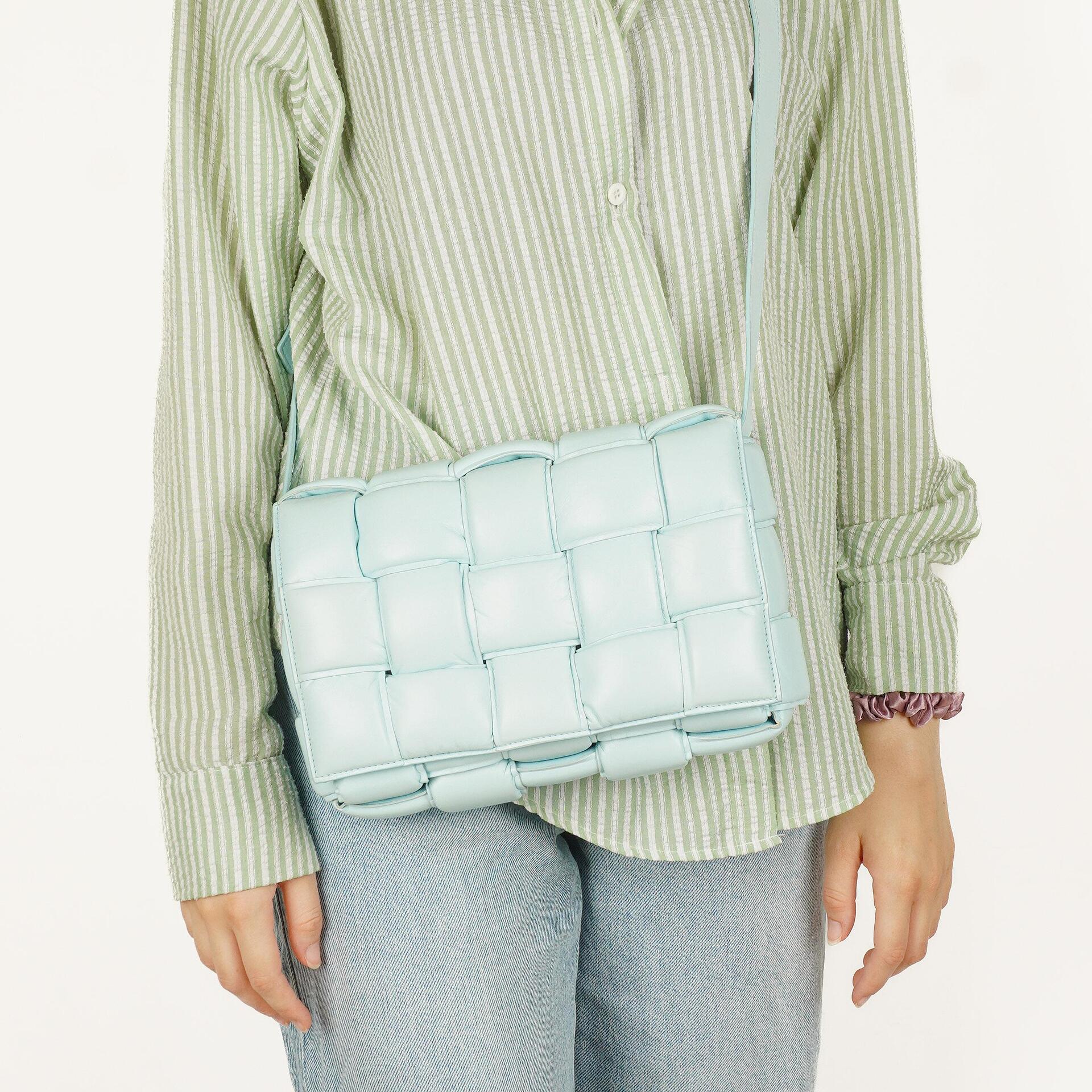 Bottega Veneta Gepolsterte Cassette Umhängetasche aus Spearmint Nappa mit Maxi Intreccio