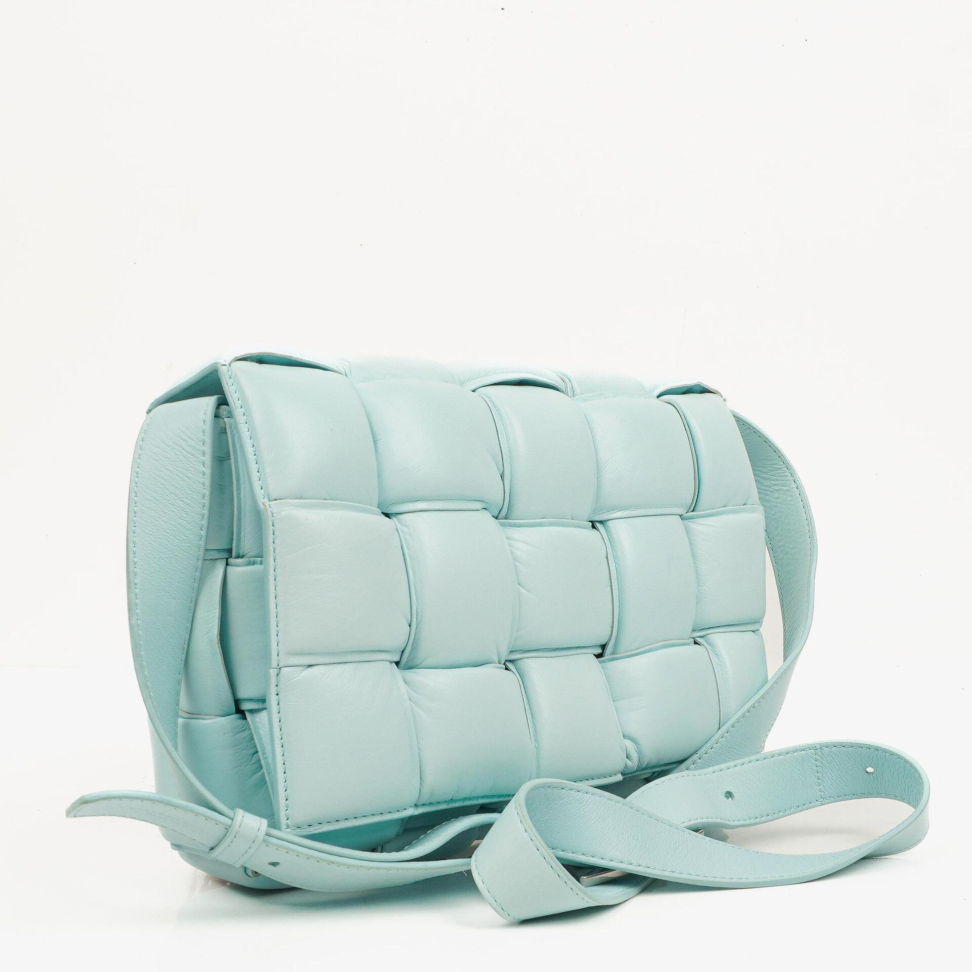 Bottega Veneta Gepolsterte Cassette Umhängetasche aus Spearmint Nappa mit Maxi Intreccio