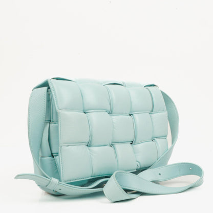 Bottega Veneta Gepolsterte Cassette Umhängetasche aus Spearmint Nappa mit Maxi Intreccio