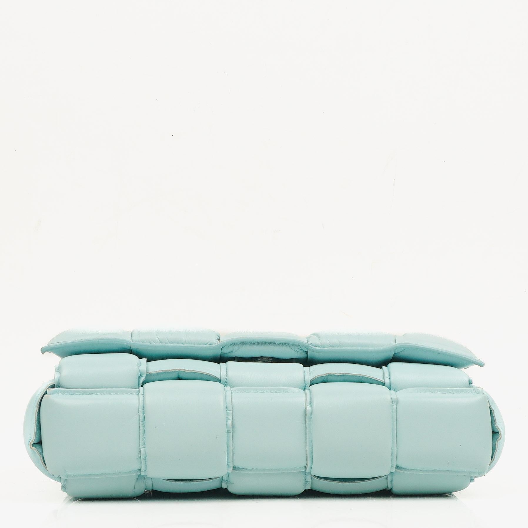 Bottega Veneta Gepolsterte Cassette Umhängetasche aus Spearmint Nappa mit Maxi Intreccio