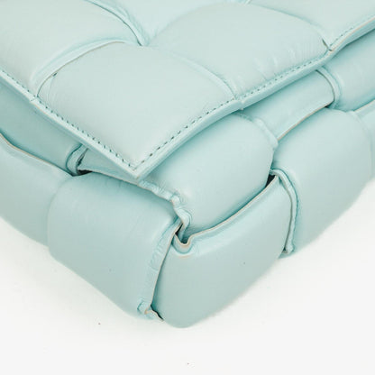 Bottega Veneta Gepolsterte Cassette Umhängetasche aus Spearmint Nappa mit Maxi Intreccio