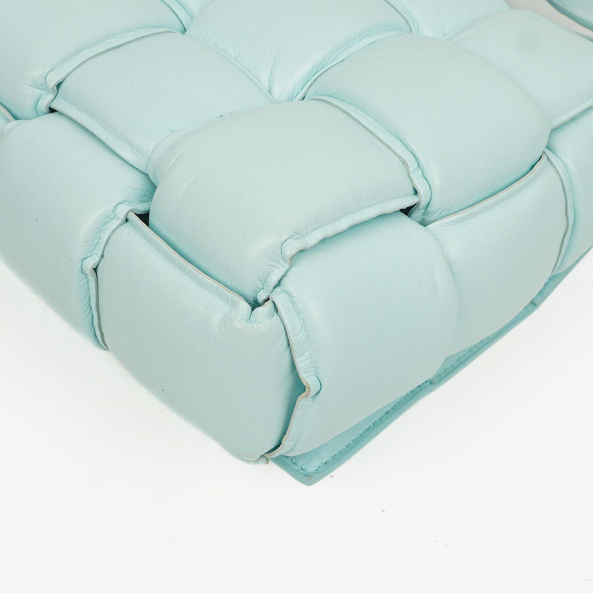 Bottega Veneta Gepolsterte Cassette Umhängetasche aus Spearmint Nappa mit Maxi Intreccio