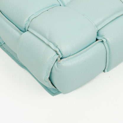 Bottega Veneta Gepolsterte Cassette Umhängetasche aus Spearmint Nappa mit Maxi Intreccio