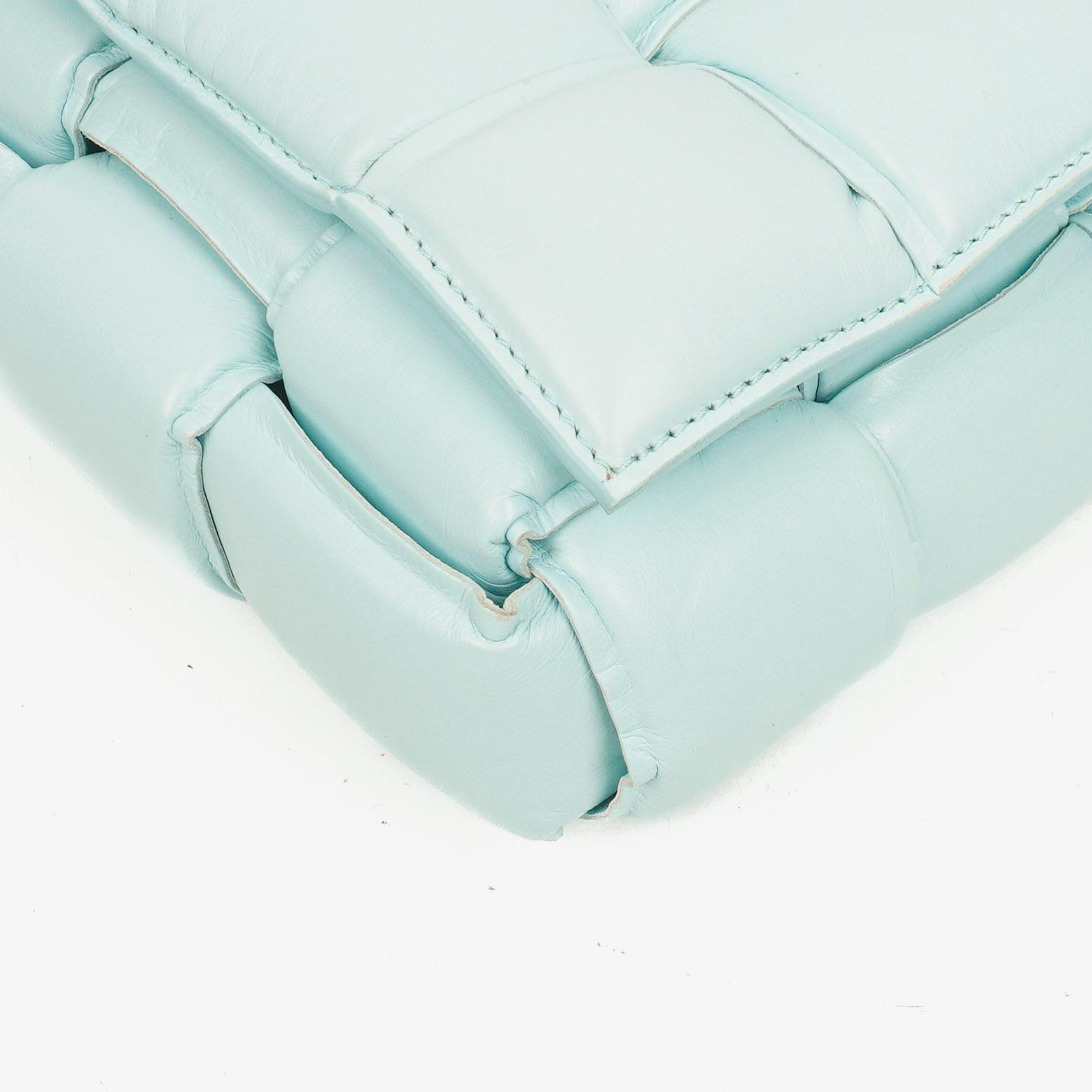 Bottega Veneta Gepolsterte Cassette Umhängetasche aus Spearmint Nappa mit Maxi Intreccio
