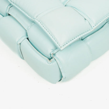 Bottega Veneta Gepolsterte Cassette Umhängetasche aus Spearmint Nappa mit Maxi Intreccio