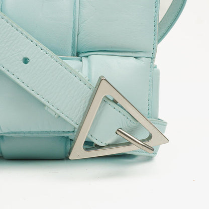 Bottega Veneta Gepolsterte Cassette Umhängetasche aus Spearmint Nappa mit Maxi Intreccio
