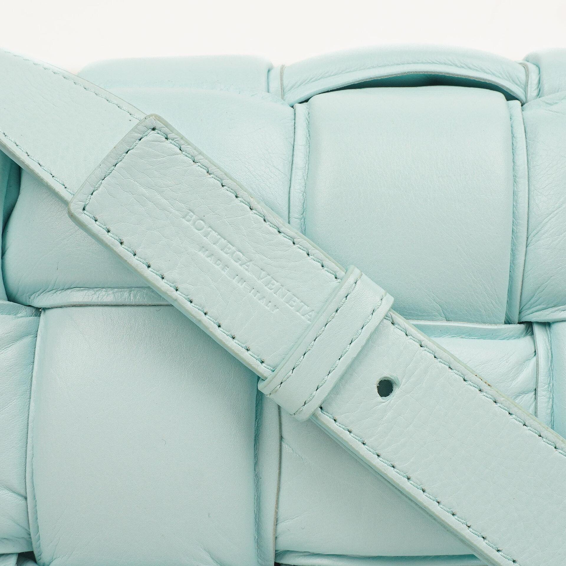 Bottega Veneta Gepolsterte Cassette Umhängetasche aus Spearmint Nappa mit Maxi Intreccio