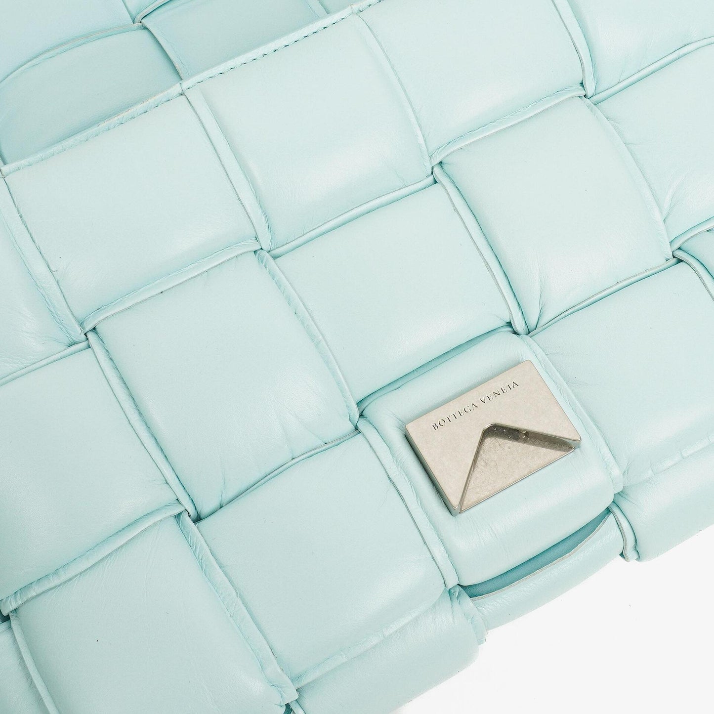 Bottega Veneta Gepolsterte Cassette Umhängetasche aus Spearmint Nappa mit Maxi Intreccio