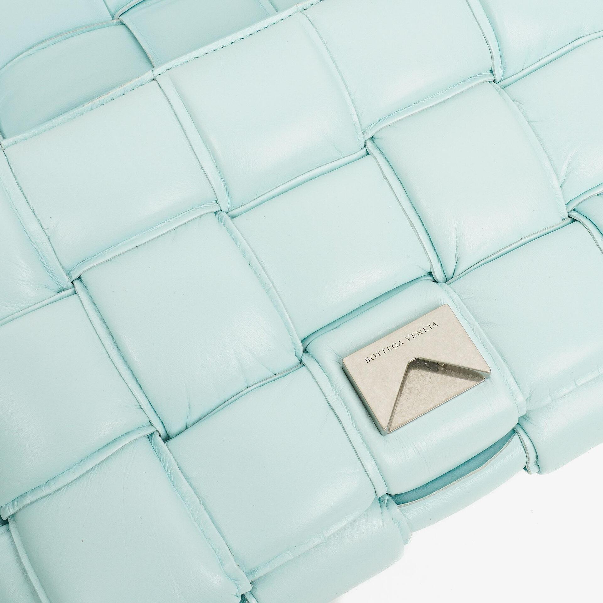 Bottega Veneta Gepolsterte Cassette Umhängetasche aus Spearmint Nappa mit Maxi Intreccio