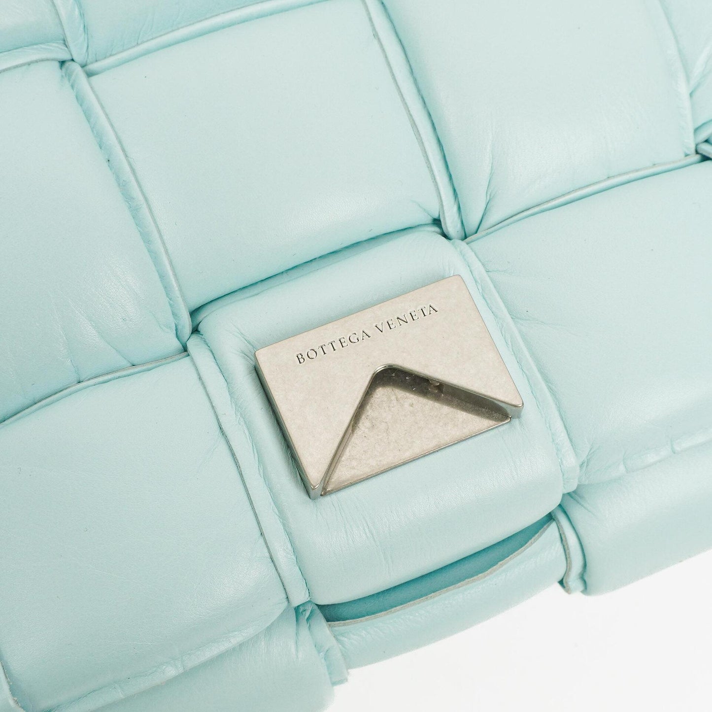 Bottega Veneta Gepolsterte Cassette Umhängetasche aus Spearmint Nappa mit Maxi Intreccio