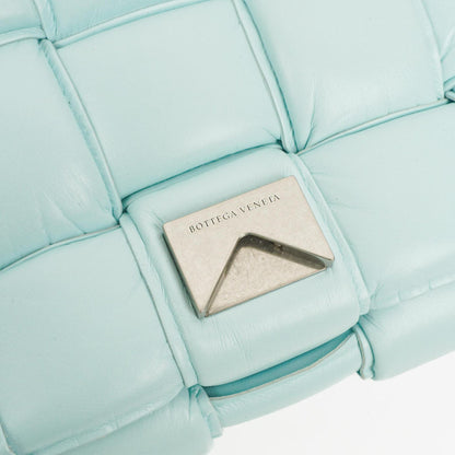 Bottega Veneta Gepolsterte Cassette Umhängetasche aus Spearmint Nappa mit Maxi Intreccio
