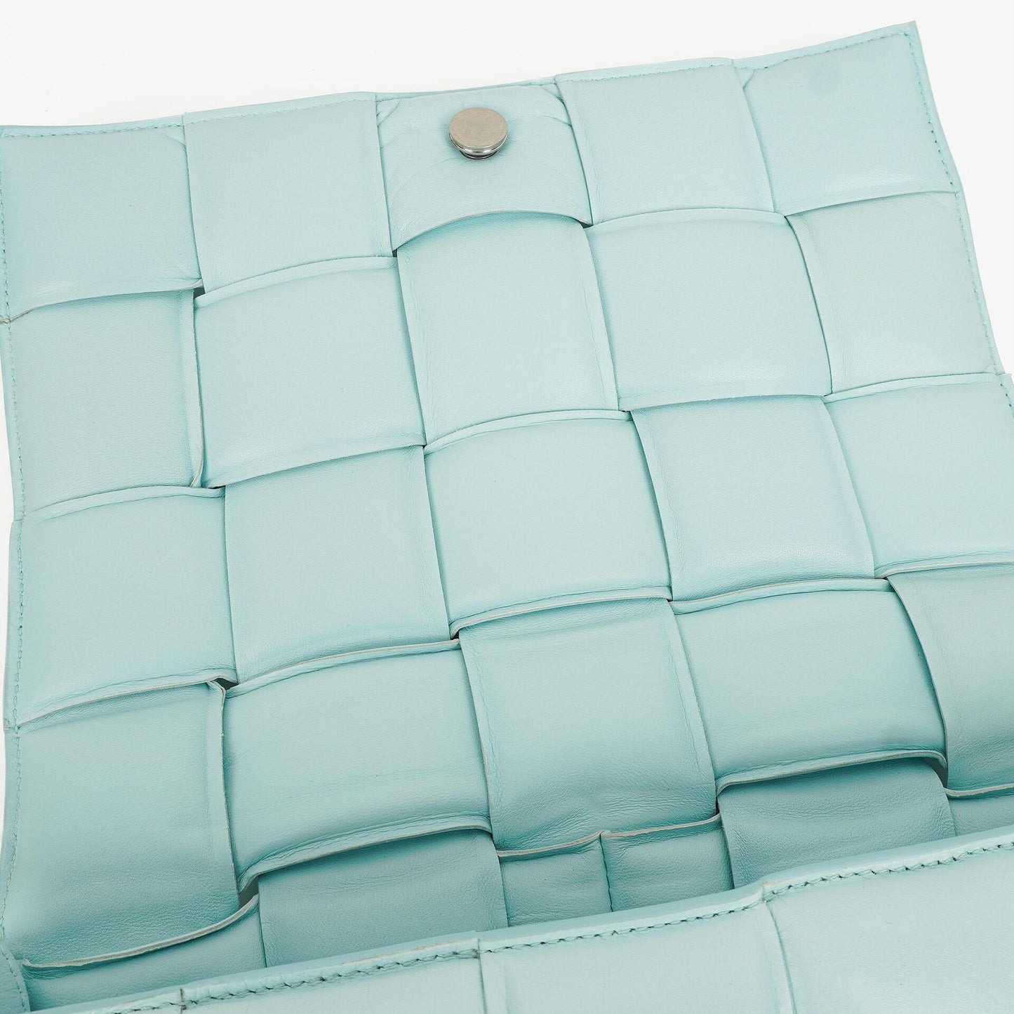 Bottega Veneta Gepolsterte Cassette Umhängetasche aus Spearmint Nappa mit Maxi Intreccio