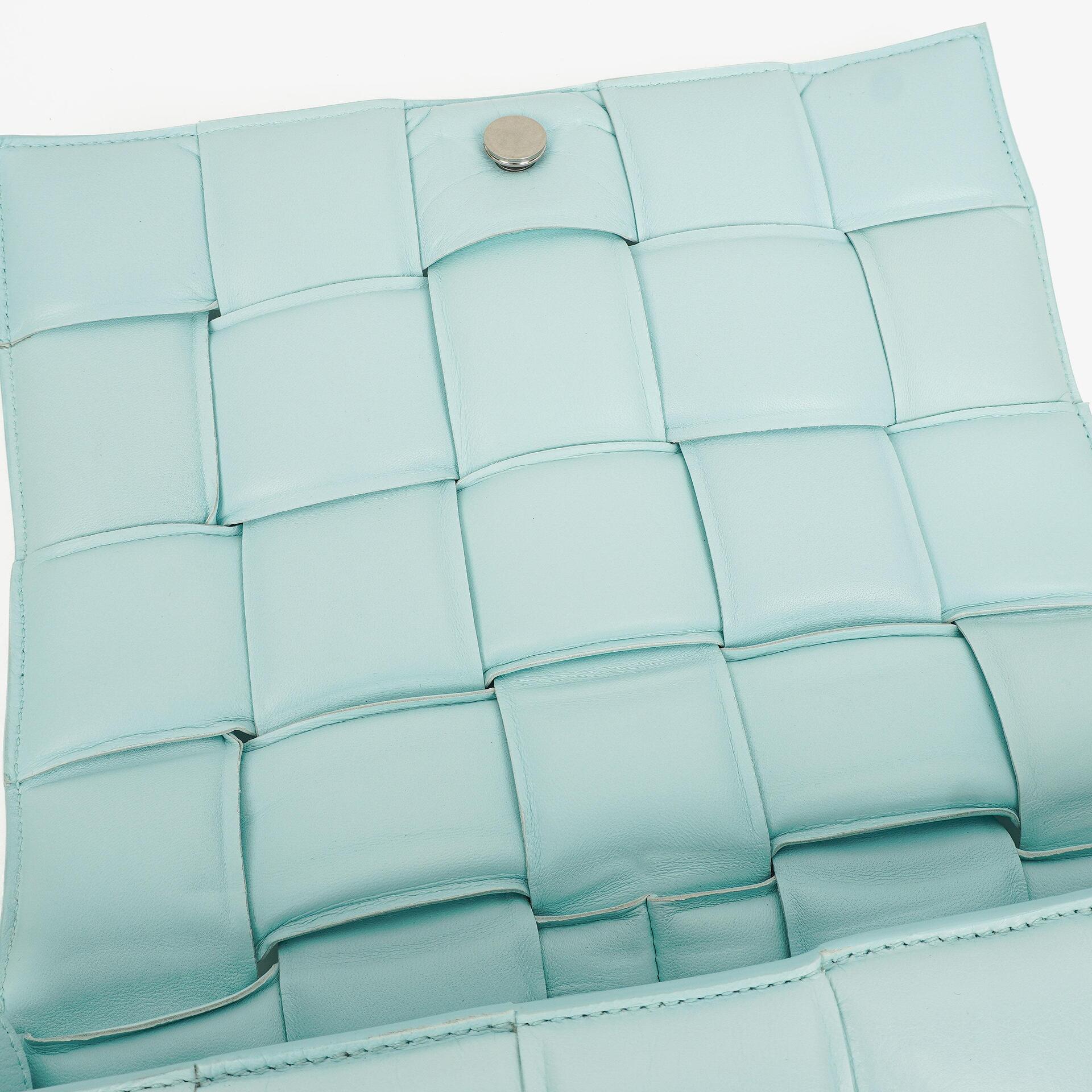 Bottega Veneta Gepolsterte Cassette Umhängetasche aus Spearmint Nappa mit Maxi Intreccio