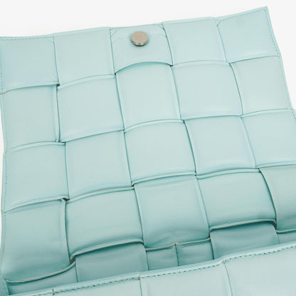 Bottega Veneta Gepolsterte Cassette Umhängetasche aus Spearmint Nappa mit Maxi Intreccio
