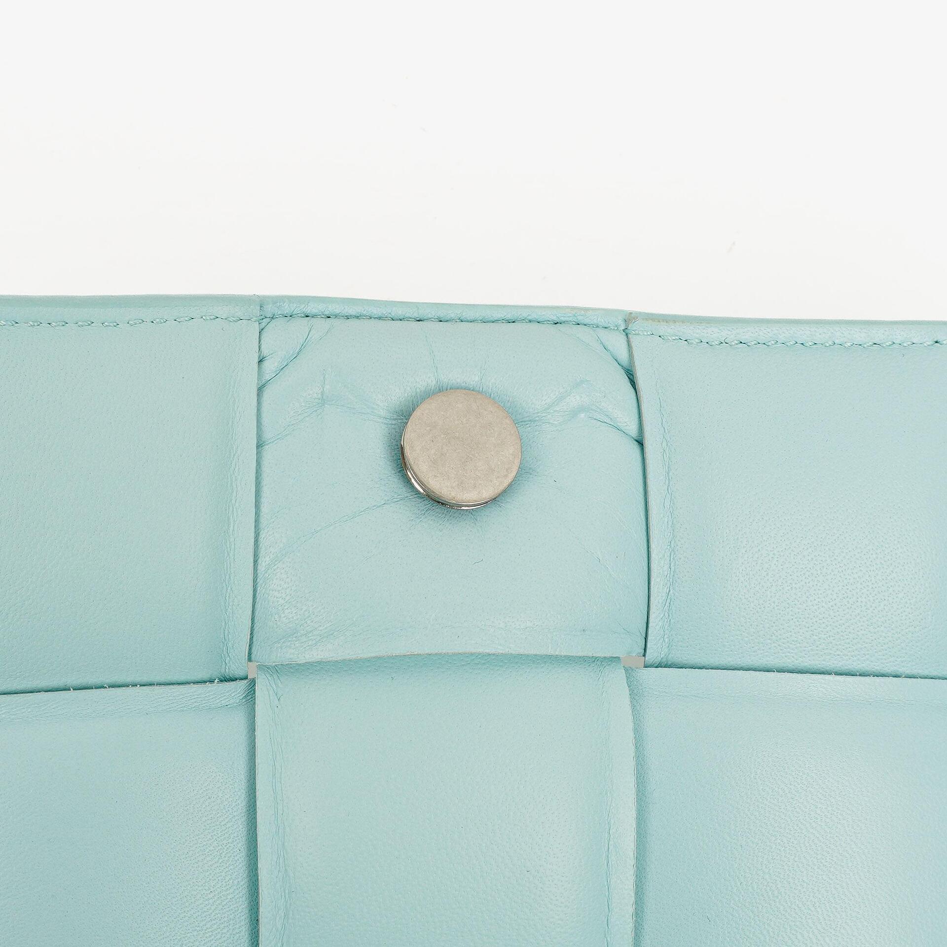 Bottega Veneta Gepolsterte Cassette Umhängetasche aus Spearmint Nappa mit Maxi Intreccio