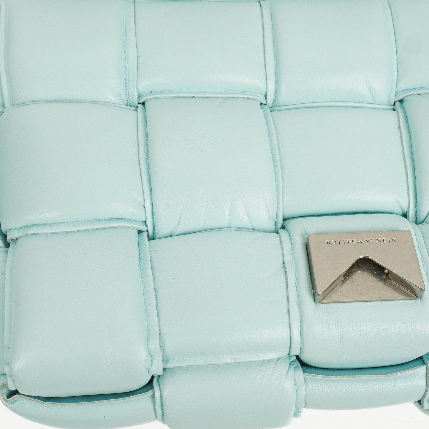 Bottega Veneta Gepolsterte Cassette Umhängetasche aus Spearmint Nappa mit Maxi Intreccio