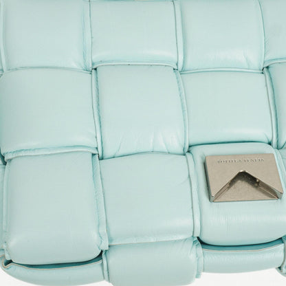 Bottega Veneta Gepolsterte Cassette Umhängetasche aus Spearmint Nappa mit Maxi Intreccio