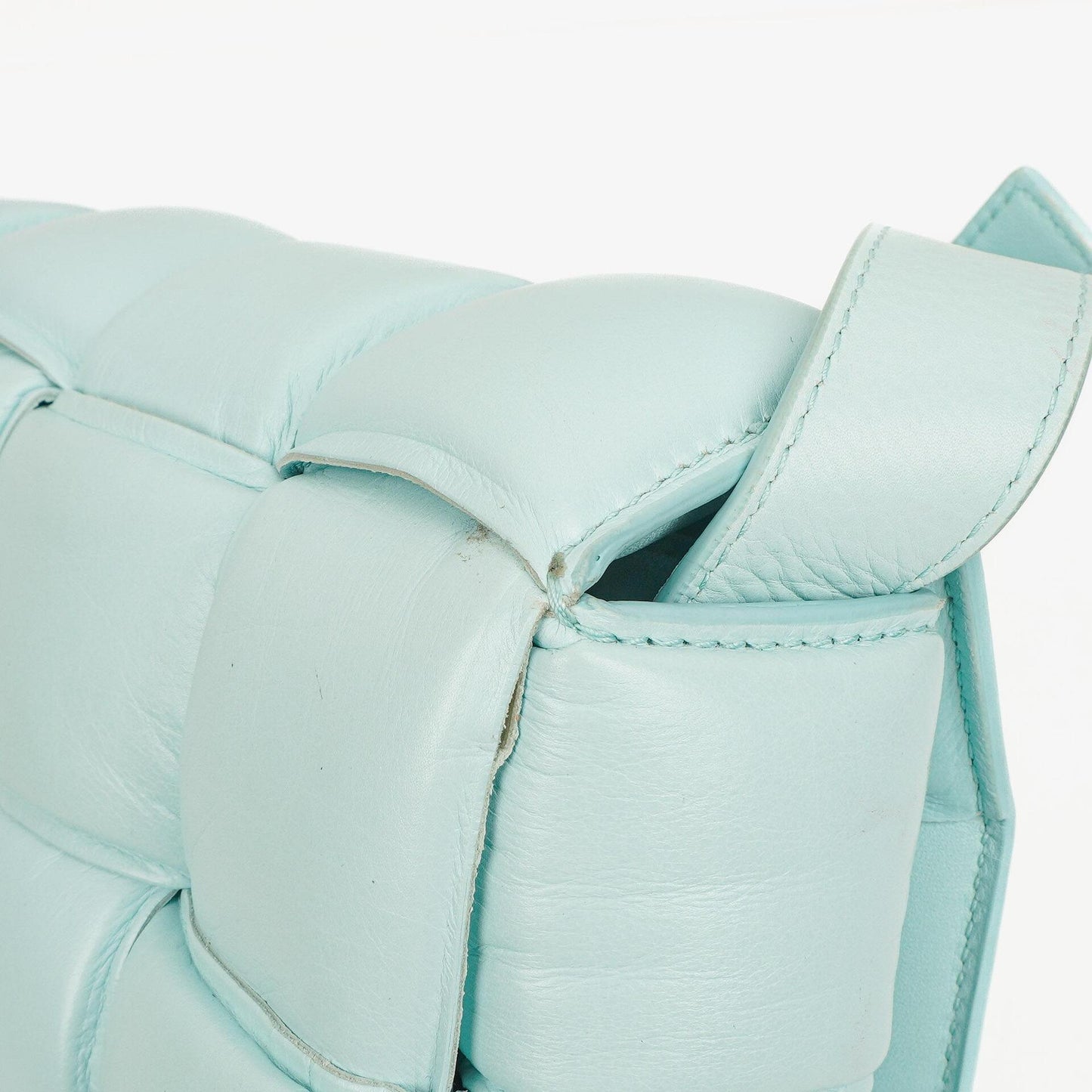 Bottega Veneta Gepolsterte Cassette Umhängetasche aus Spearmint Nappa mit Maxi Intreccio