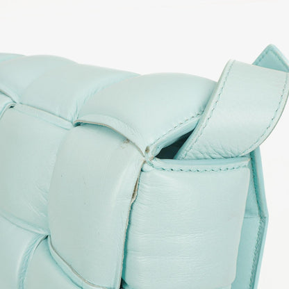 Bottega Veneta Gepolsterte Cassette Umhängetasche aus Spearmint Nappa mit Maxi Intreccio