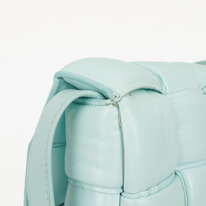 Bottega Veneta Gepolsterte Cassette Umhängetasche aus Spearmint Nappa mit Maxi Intreccio