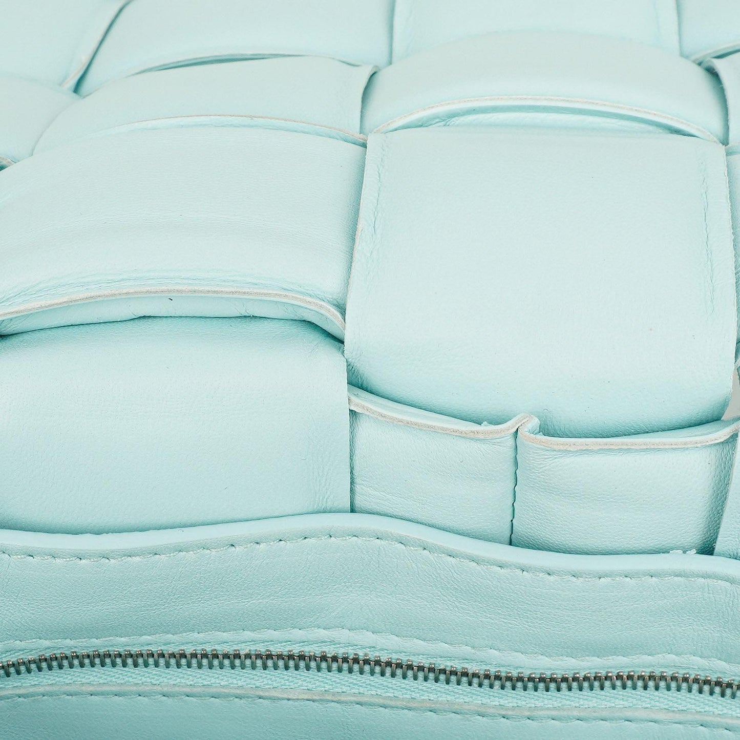 Bottega Veneta Gepolsterte Cassette Umhängetasche aus Spearmint Nappa mit Maxi Intreccio