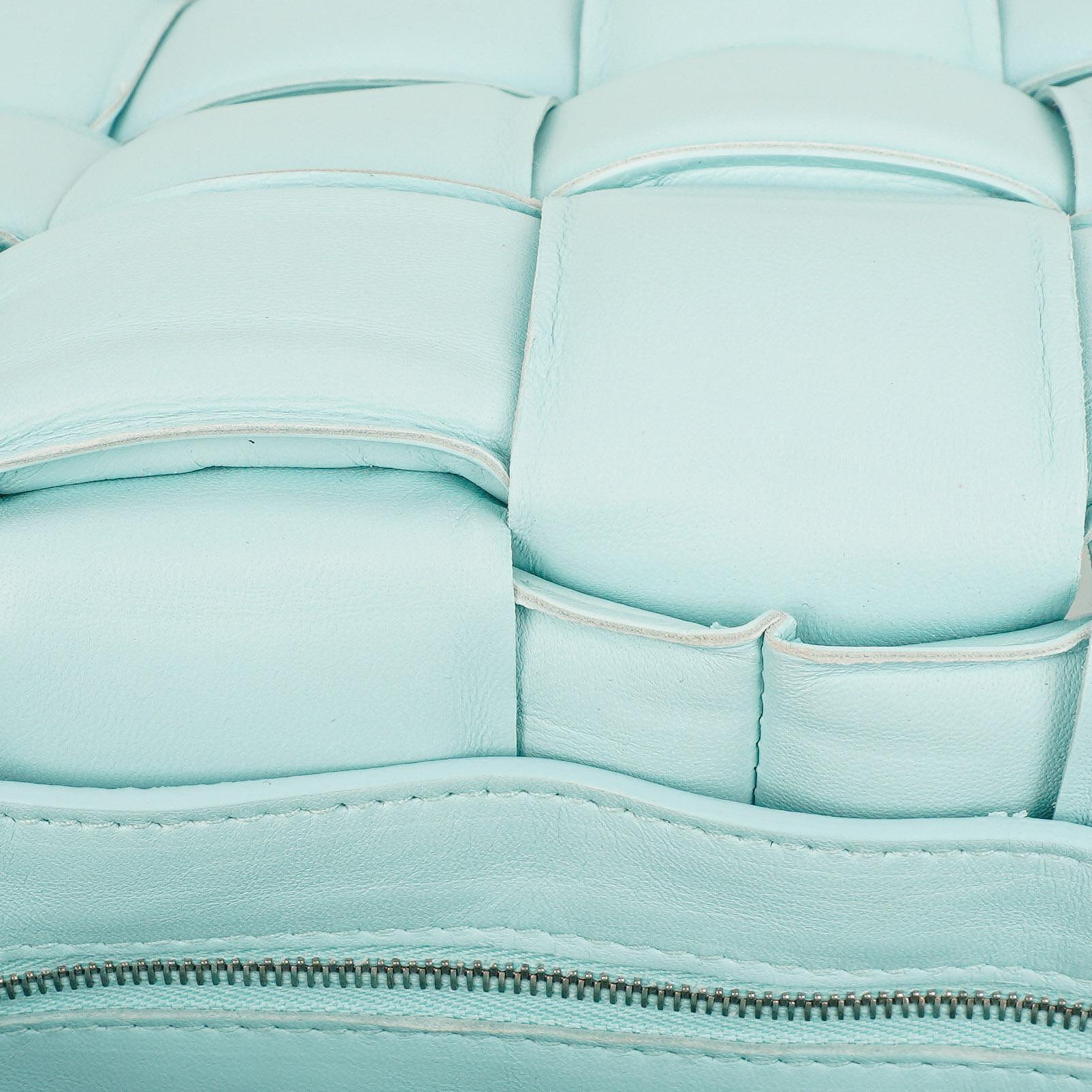 Bottega Veneta Gepolsterte Cassette Umhängetasche aus Spearmint Nappa mit Maxi Intreccio
