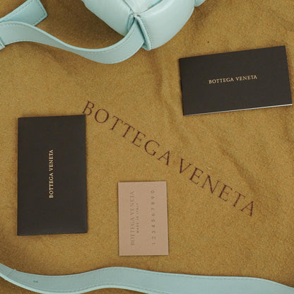 Bottega Veneta Gepolsterte Cassette Umhängetasche aus Spearmint Nappa mit Maxi Intreccio