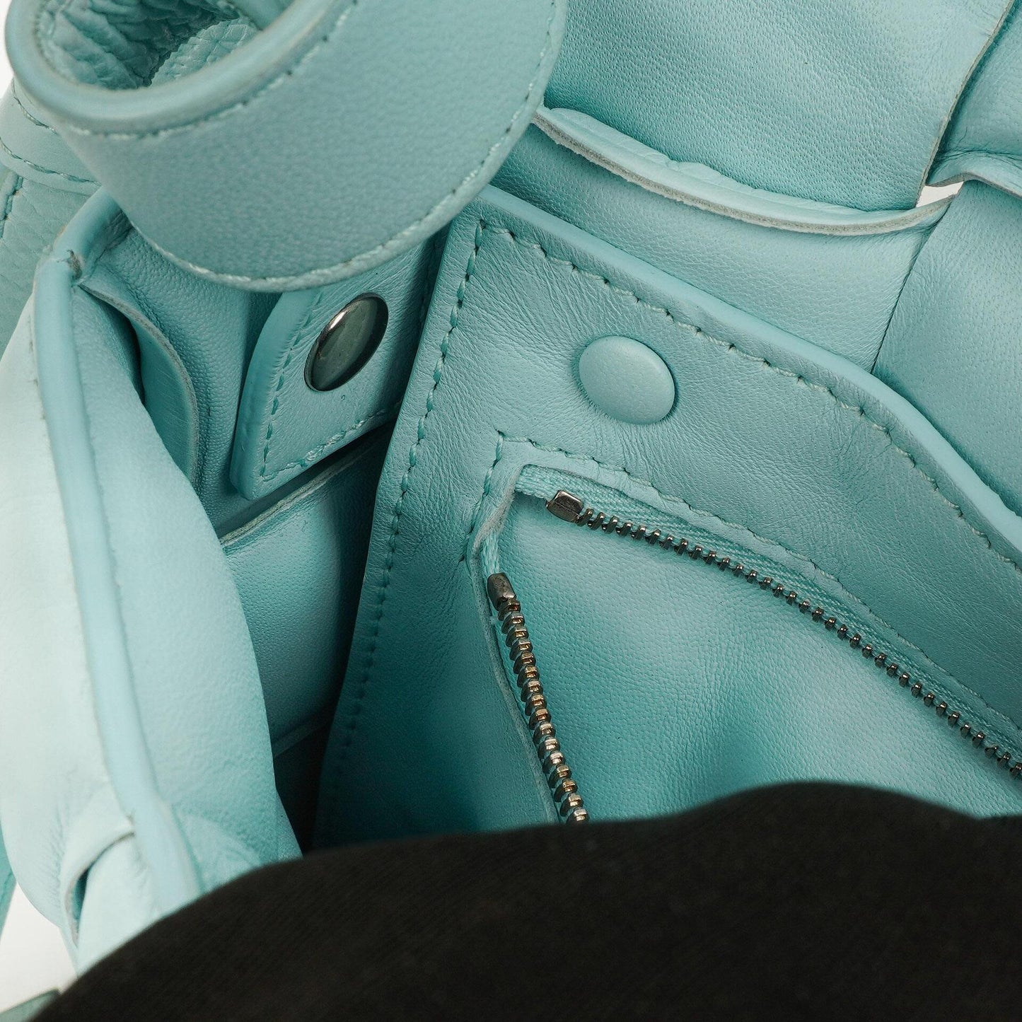Bottega Veneta Gepolsterte Cassette Umhängetasche aus Spearmint Nappa mit Maxi Intreccio
