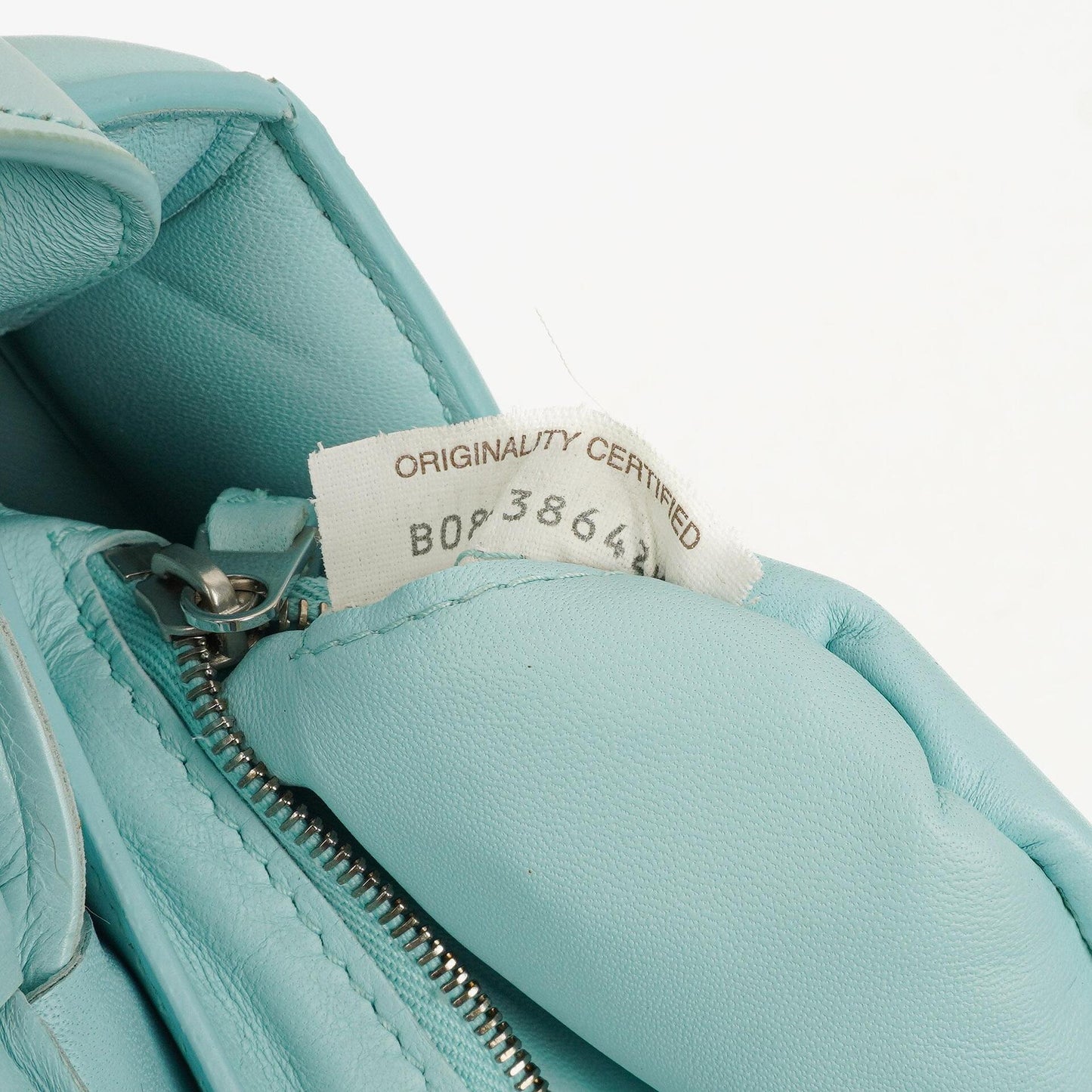 Bottega Veneta Gepolsterte Cassette Umhängetasche aus Spearmint Nappa mit Maxi Intreccio