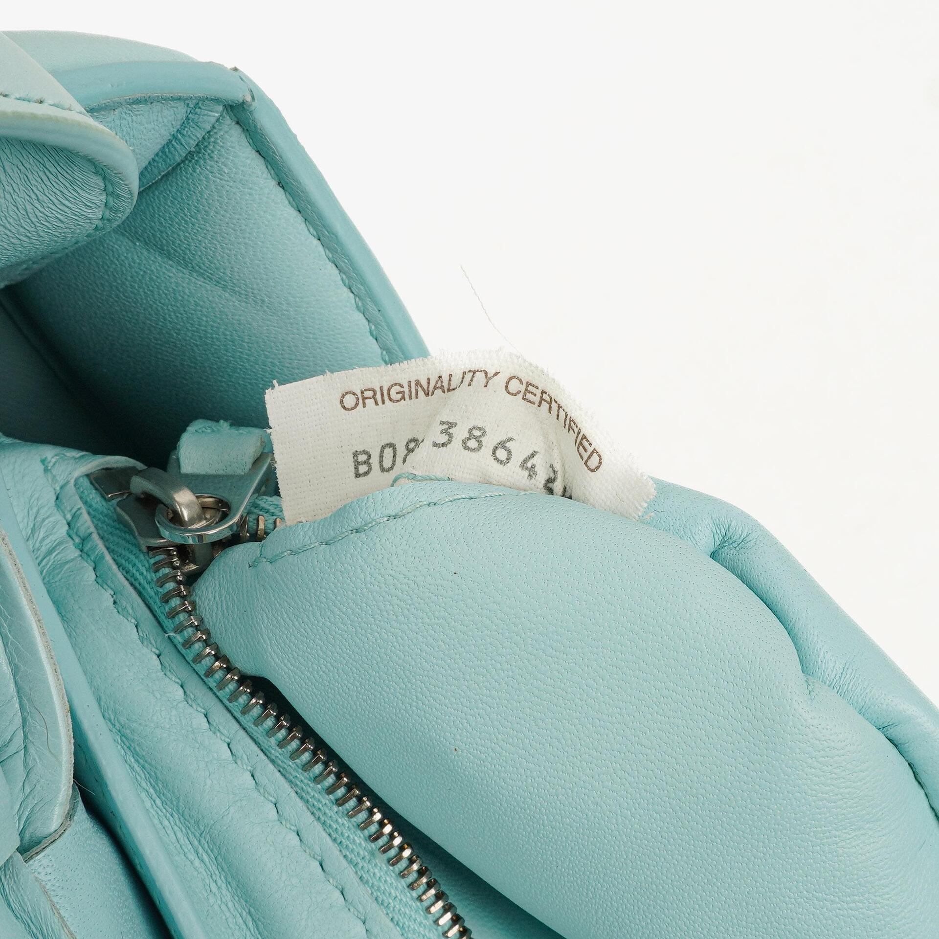Bottega Veneta Gepolsterte Cassette Umhängetasche aus Spearmint Nappa mit Maxi Intreccio