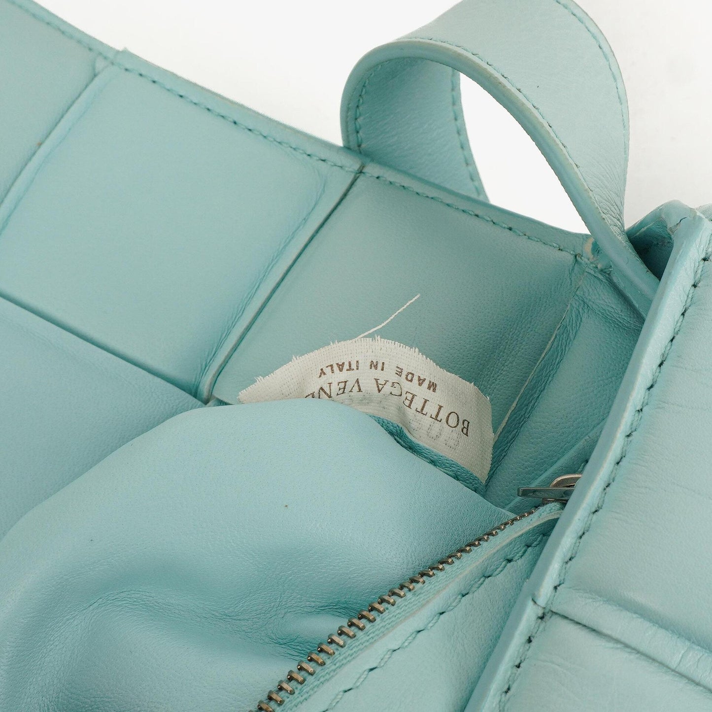 Bottega Veneta Gepolsterte Cassette Umhängetasche aus Spearmint Nappa mit Maxi Intreccio