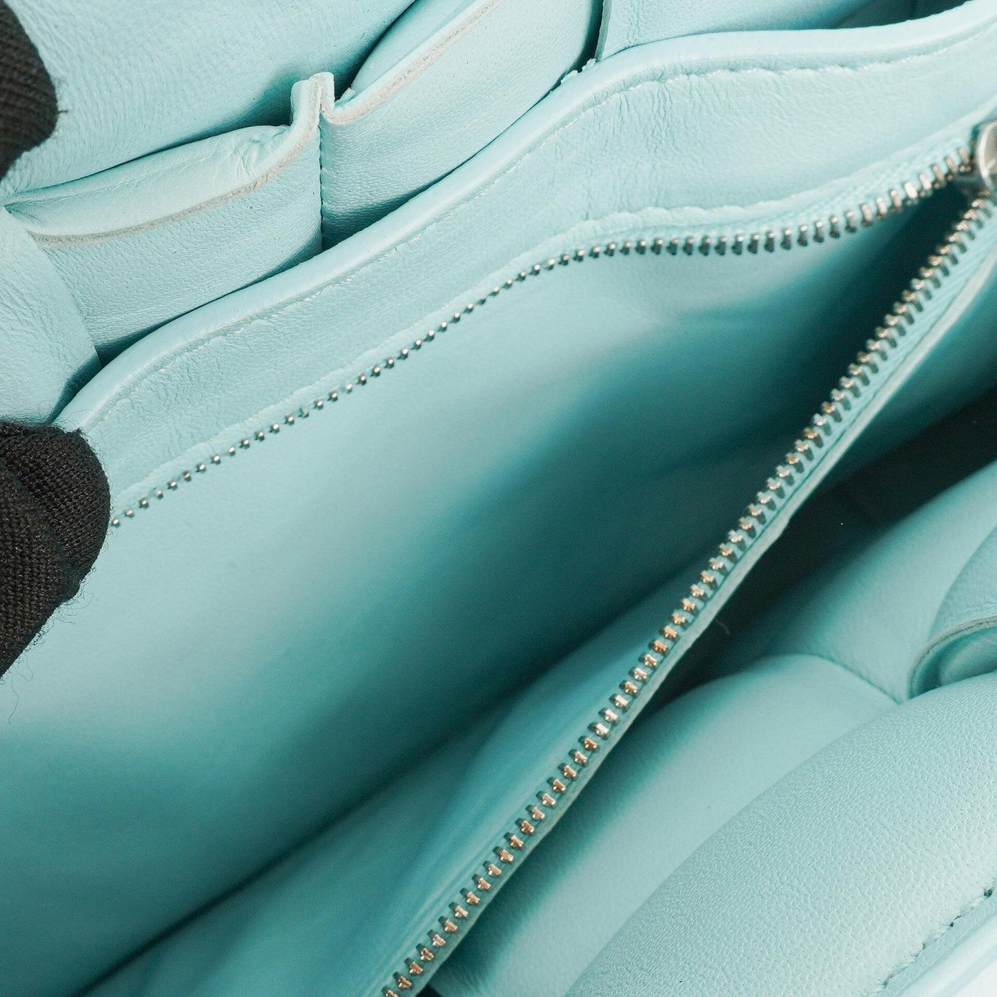 Bottega Veneta Gepolsterte Cassette Umhängetasche aus Spearmint Nappa mit Maxi Intreccio