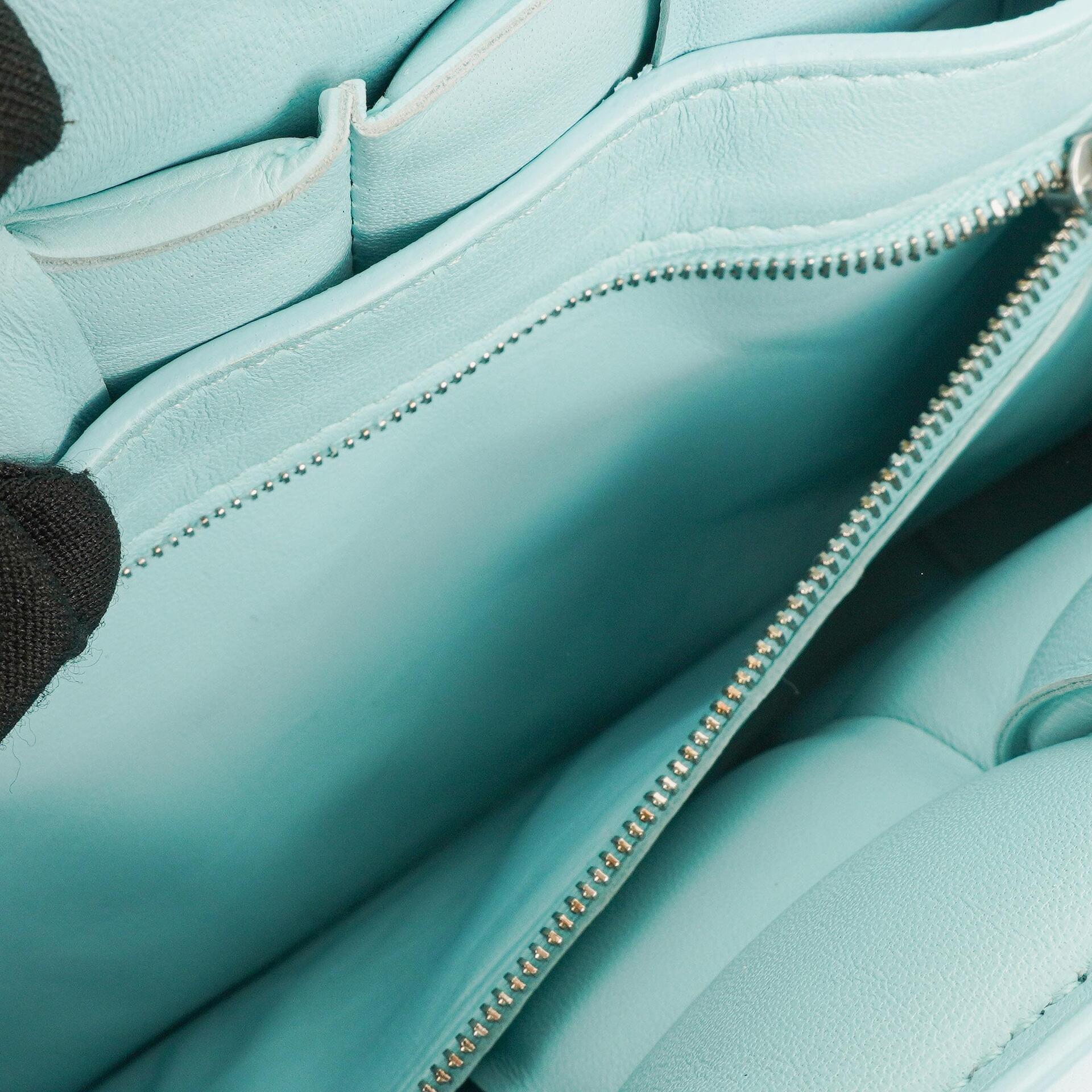 Bottega Veneta Gepolsterte Cassette Umhängetasche aus Spearmint Nappa mit Maxi Intreccio