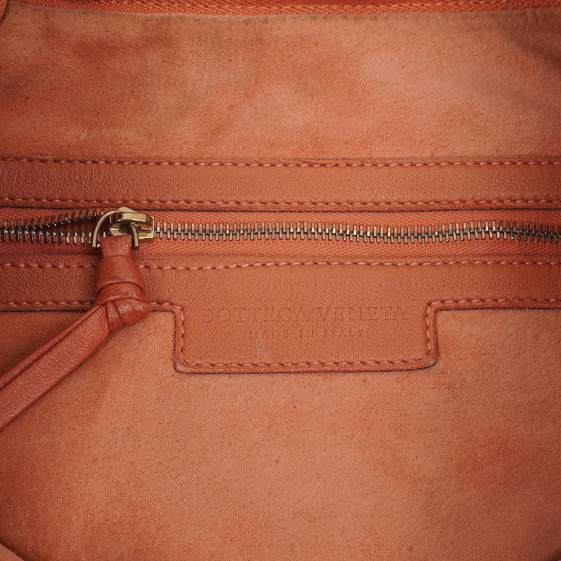 Bottega Veneta Veneta Hobo Tasche Groß aus pfirsichfarbenem Nappa Intrecciato
