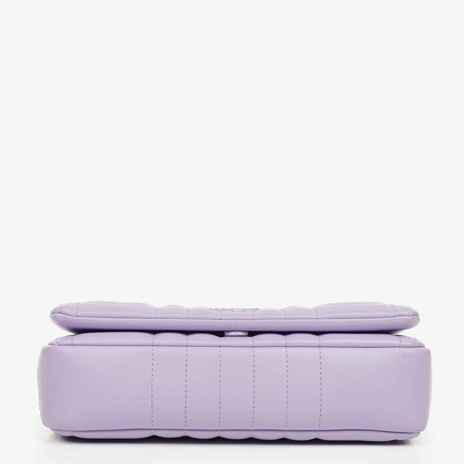 Burberry Kleine Lola Schultertasche aus gestepptem Leder in Lavendel