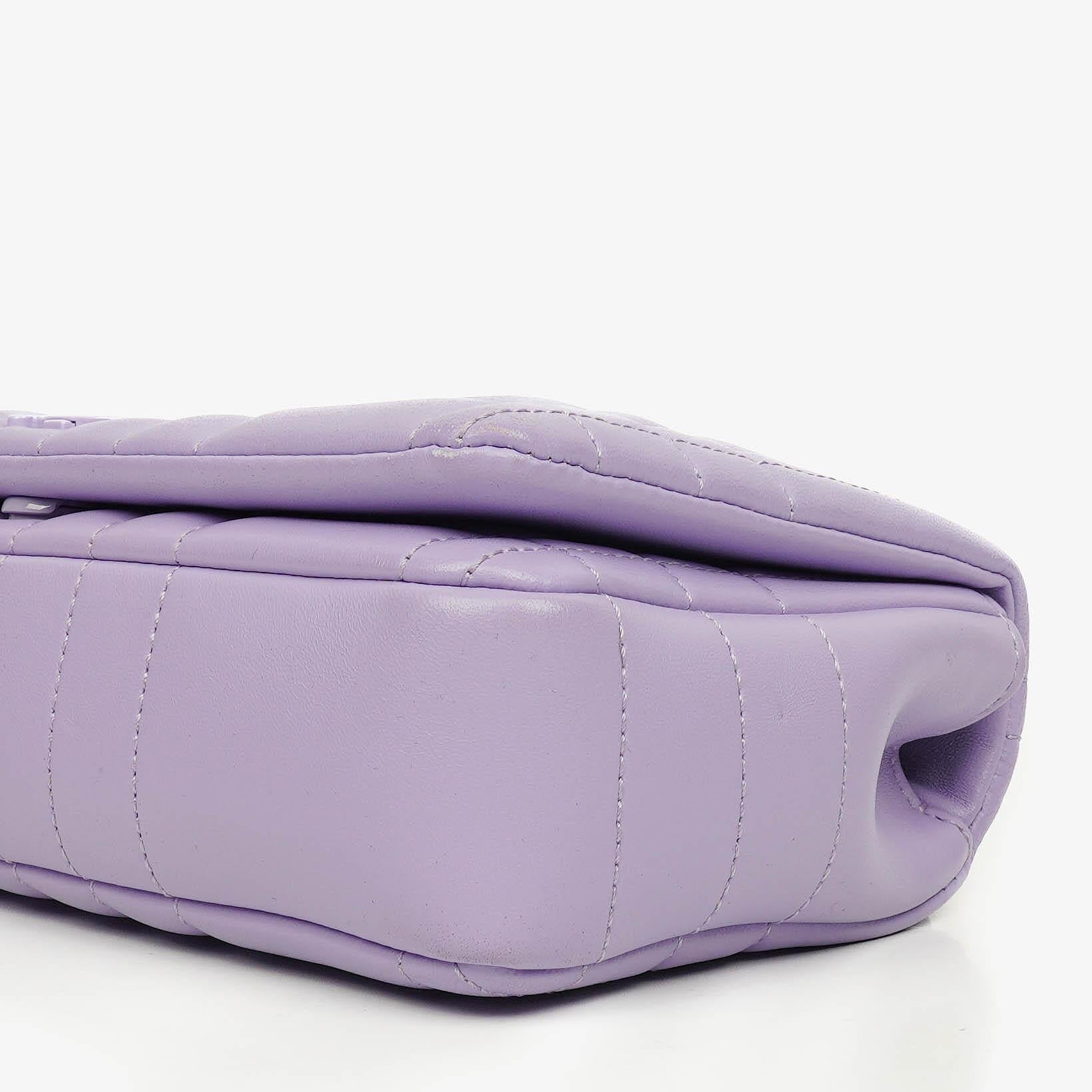 Burberry Kleine Lola Schultertasche aus gestepptem Leder in Lavendel
