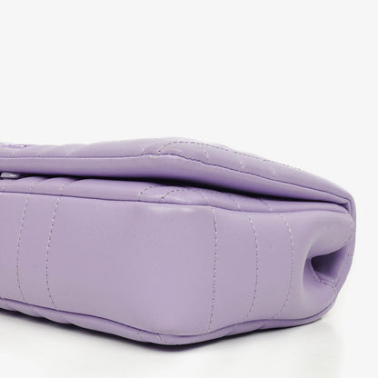 Burberry Kleine Lola Schultertasche aus gestepptem Leder in Lavendel