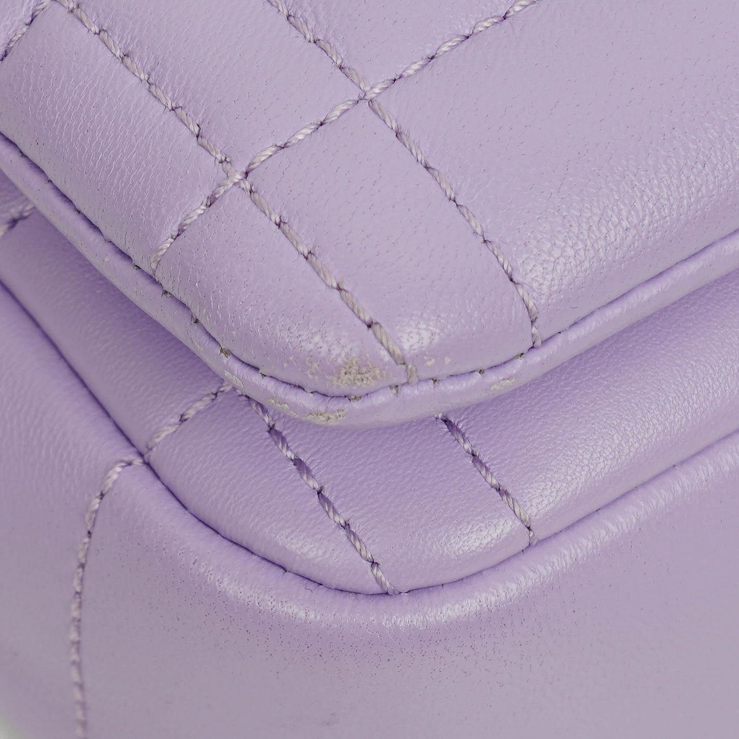 Burberry Kleine Lola Schultertasche aus gestepptem Leder in Lavendel