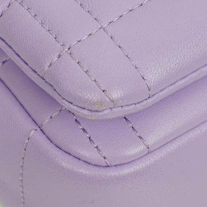 Burberry Kleine Lola Schultertasche aus gestepptem Leder in Lavendel