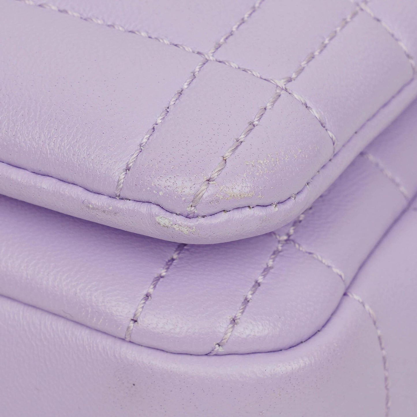 Burberry Kleine Lola Schultertasche aus gestepptem Leder in Lavendel
