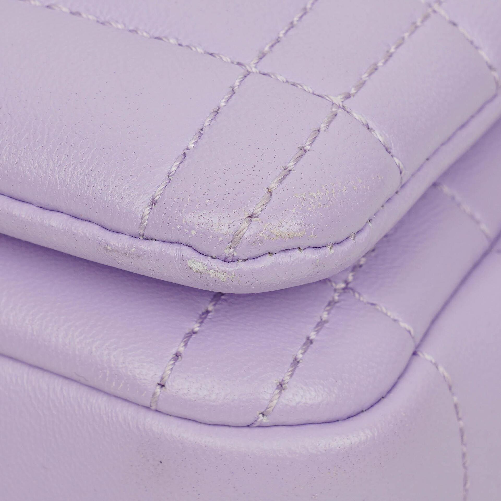 Burberry Kleine Lola Schultertasche aus gestepptem Leder in Lavendel