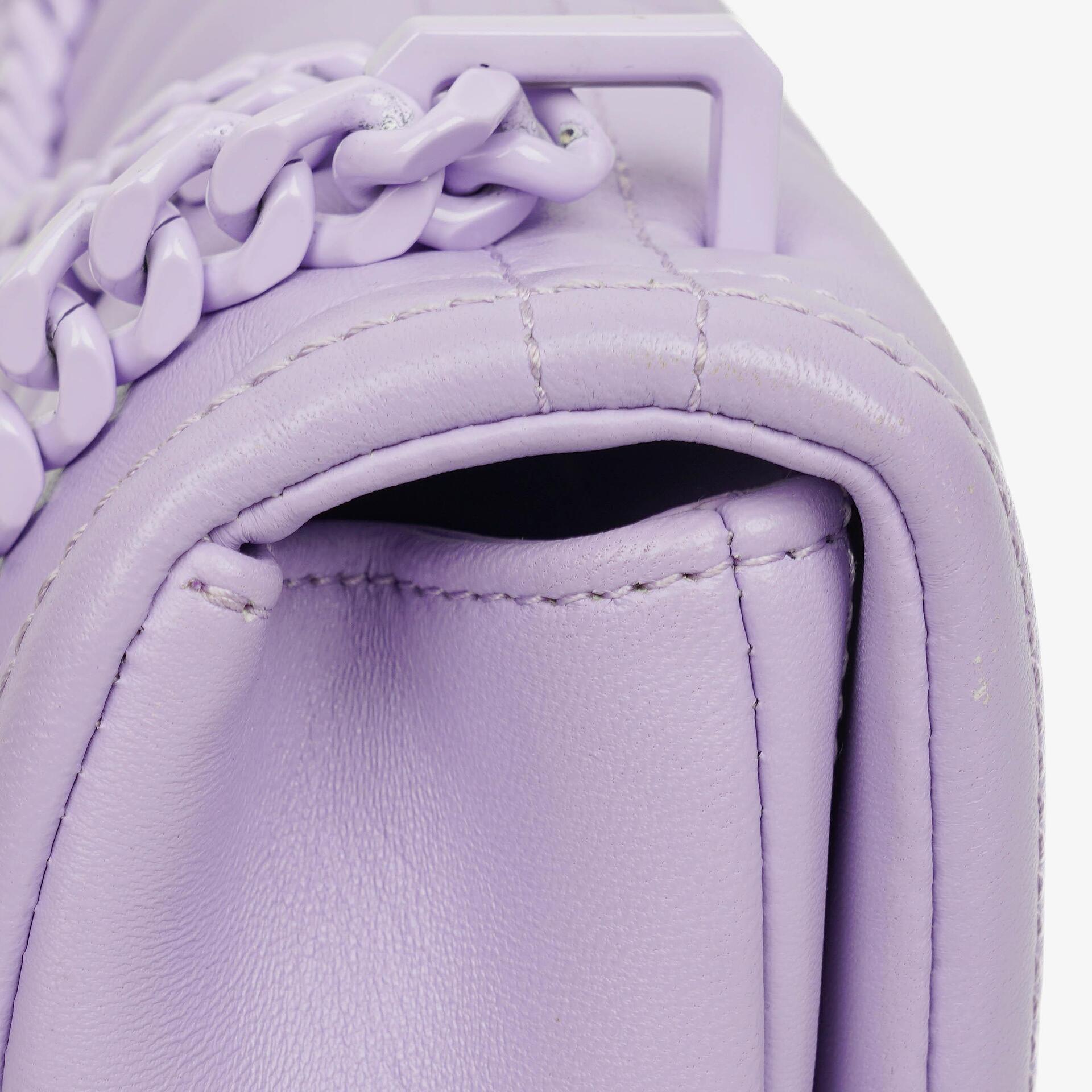 Burberry Kleine Lola Schultertasche aus gestepptem Leder in Lavendel