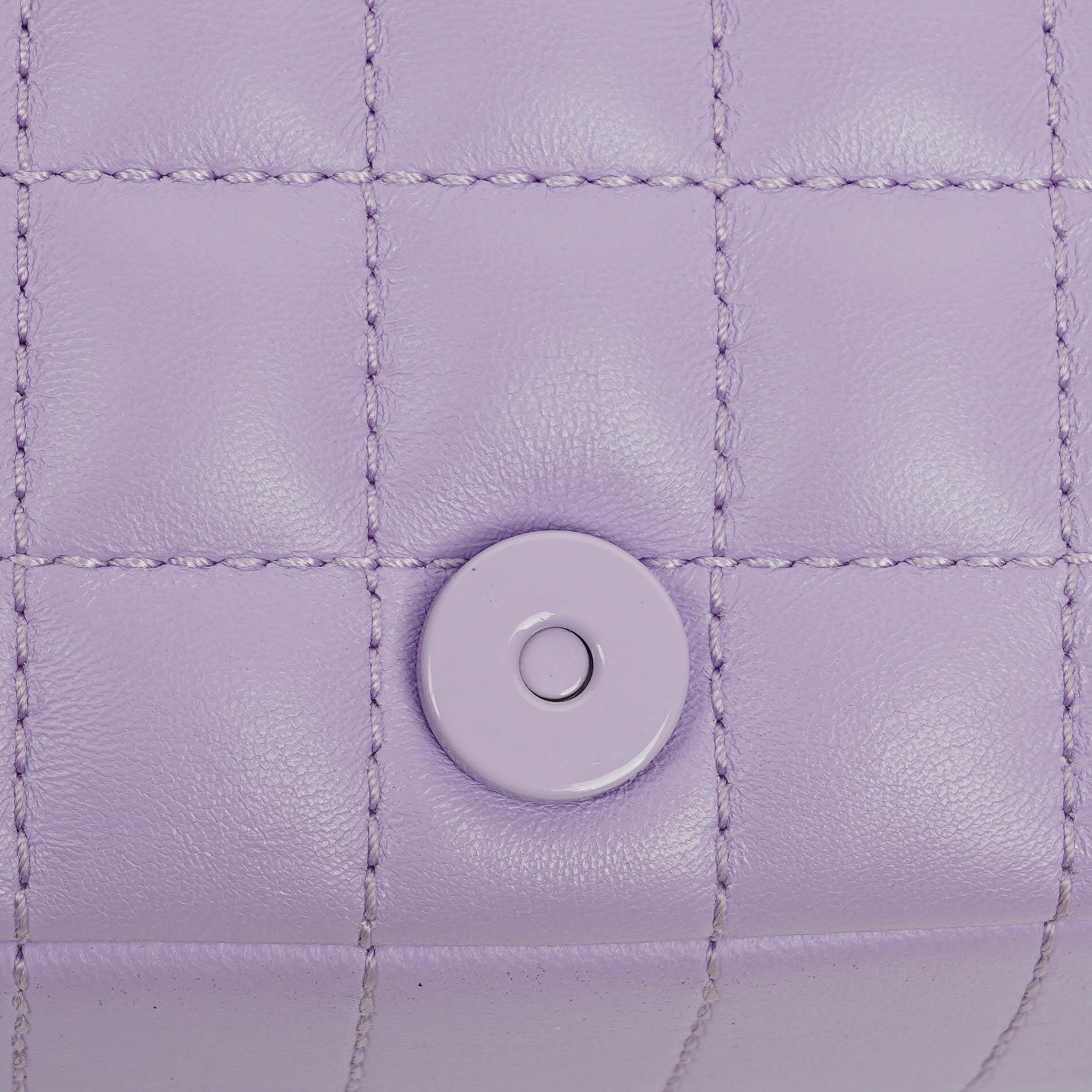 Burberry Kleine Lola Schultertasche aus gestepptem Leder in Lavendel