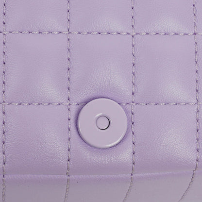 Burberry Kleine Lola Schultertasche aus gestepptem Leder in Lavendel