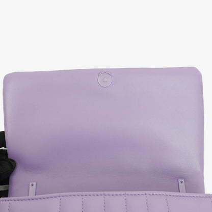 Burberry Kleine Lola Schultertasche aus gestepptem Leder in Lavendel