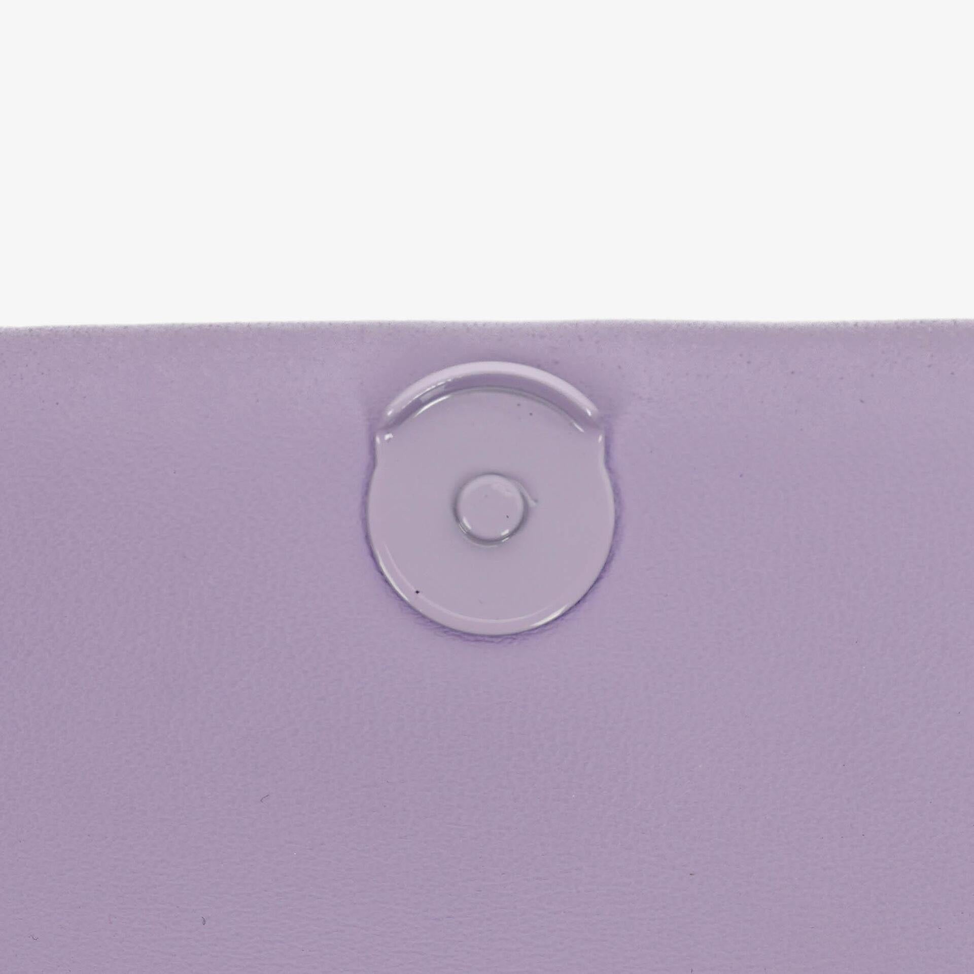 Burberry Kleine Lola Schultertasche aus gestepptem Leder in Lavendel